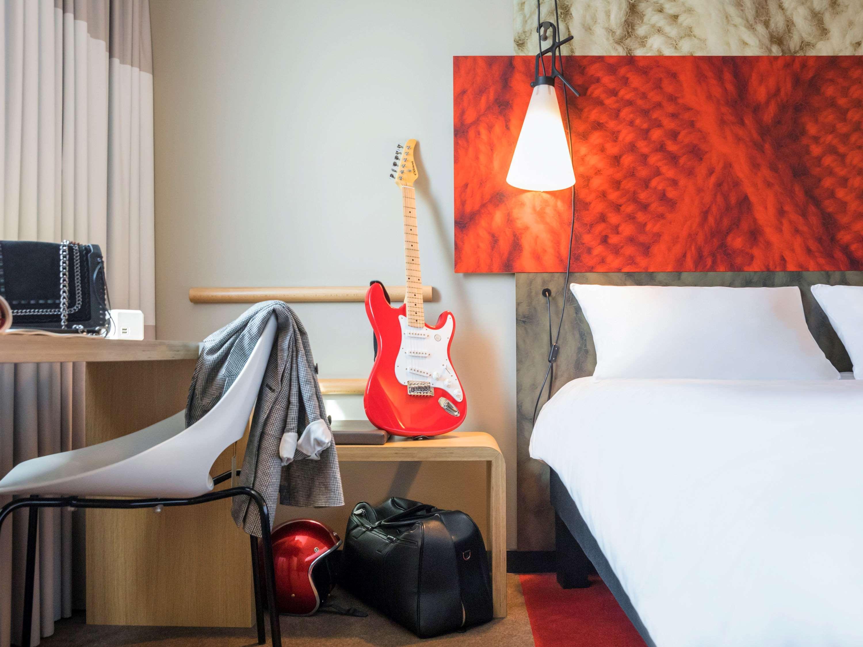 Ibis Saint Quentin En Yvelines - Velodrome Hotel Монтини-льо-Бретоньо Екстериор снимка